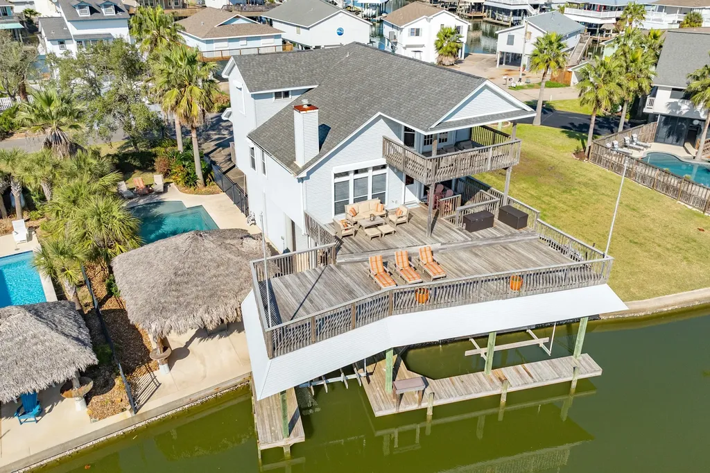 1319 Coral Way Tiki Island TX 77554