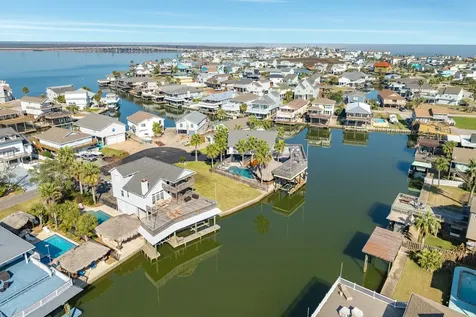 1319 Coral Way Tiki Island TX 77554