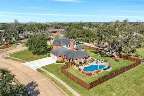 52 Chesswood Court Lake Jackson TX 77566