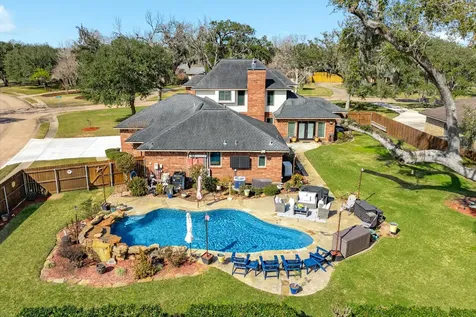 52 Chesswood Court Lake Jackson TX 77566