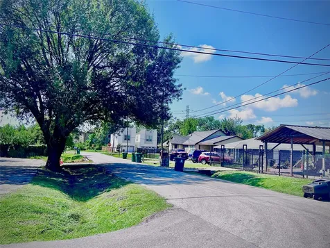 6802 Sayers Street A Few Houston TX 77016