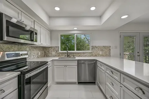 628 E Castle Harbour Drive Friendswood TX 77546