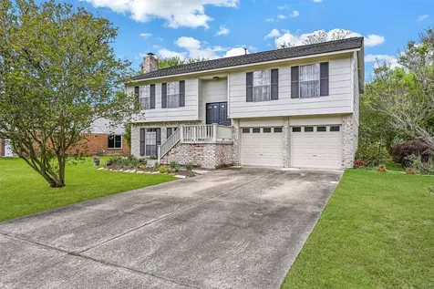 628 E Castle Harbour Drive Friendswood TX 77546
