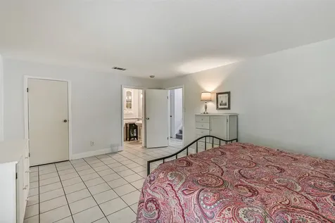 628 E Castle Harbour Drive Friendswood TX 77546