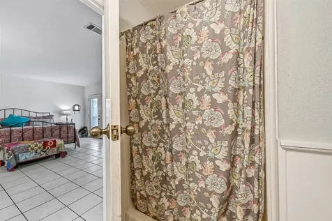 628 E Castle Harbour Drive Friendswood TX 77546