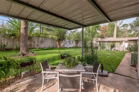 220 Elmwood Street Huntsville TX 77320