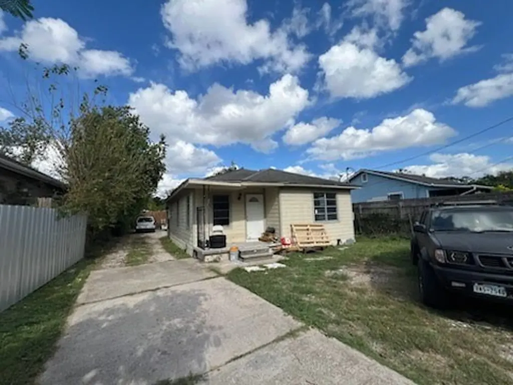 609 Firnat Street Houston TX 77022