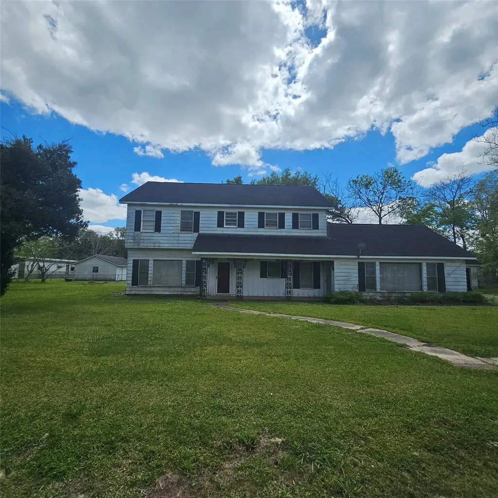 565 W Hartel Street Sour Lake TX 77659