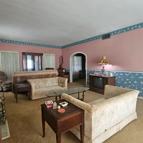 565 W Hartel Street Sour Lake TX 77659