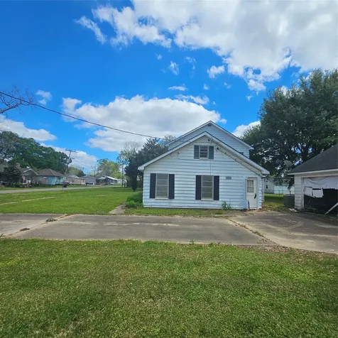 565 W Hartel Street Sour Lake TX 77659