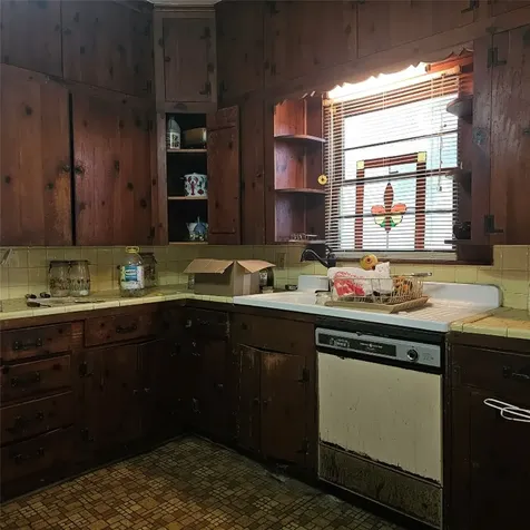 565 W Hartel Street Sour Lake TX 77659