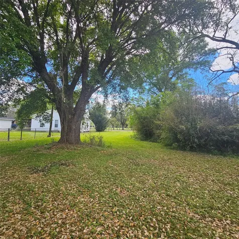 565 W Hartel Street Sour Lake TX 77659