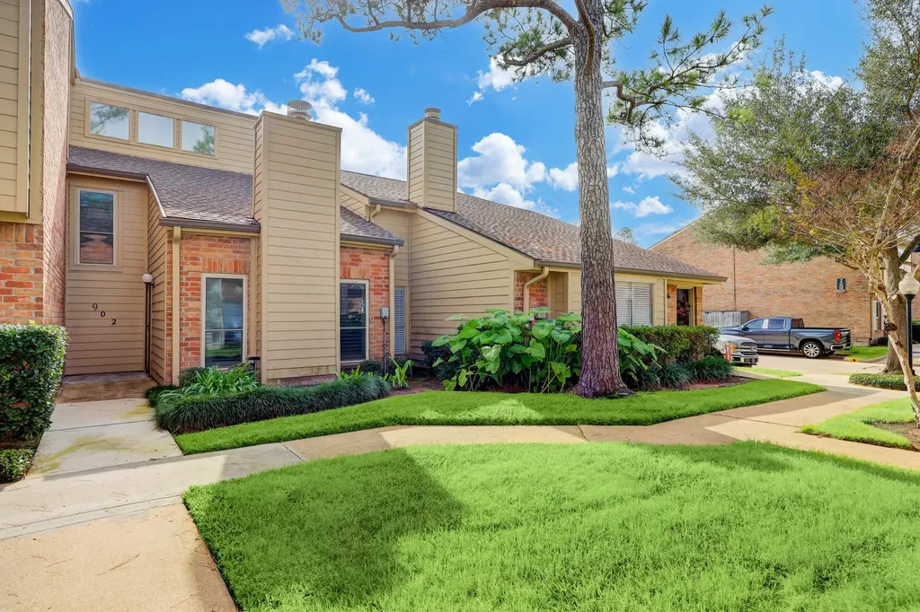 902 Memorial Village Drive Houston TX 77024