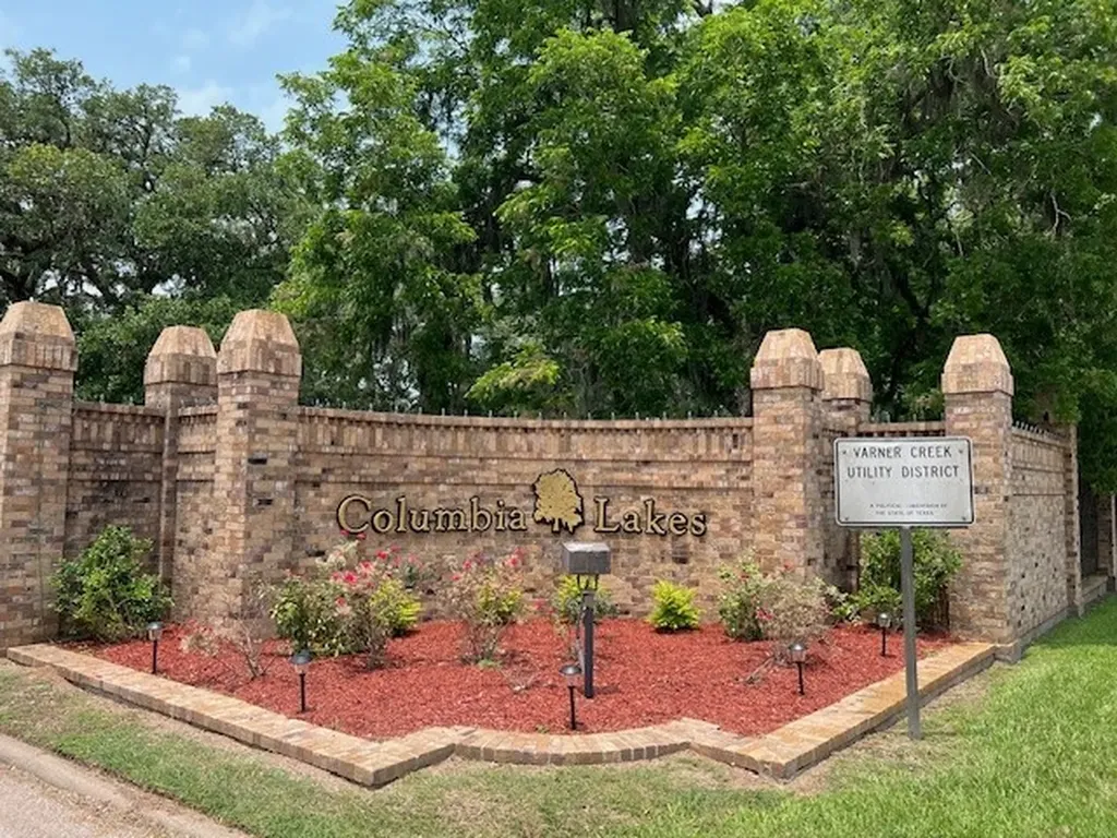 209 Montclaire Drive Drive West Columbia TX 77486