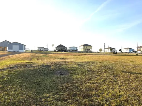 1 Mockingbird Lane Anahuac TX 77514
