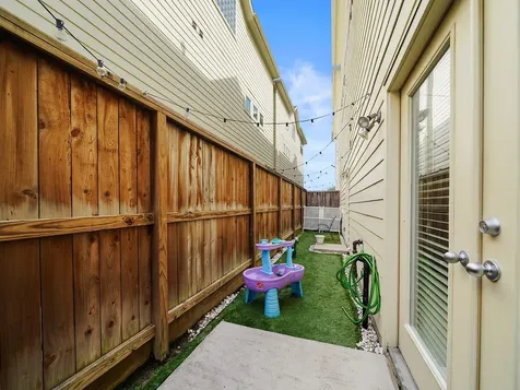 526 Westcross Street Houston TX 77018