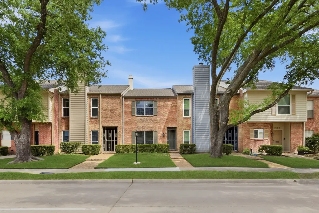 1011 Fountain View Drive Houston TX 77057