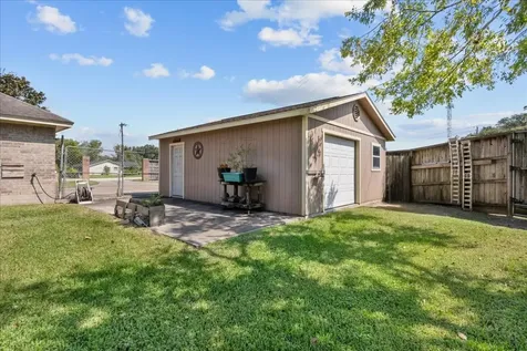 105 Canal Drive Friendswood TX 77546