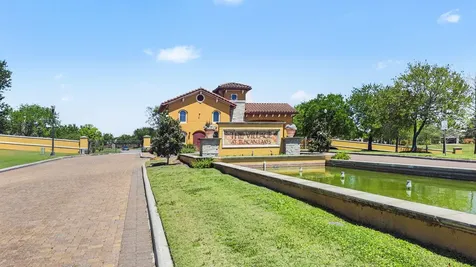 1542 Tuscan Village Drive League City TX 77573
