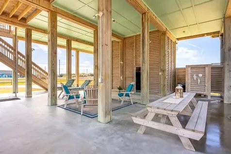 1009 N Monkhouse Drive Crystal Beach TX 77650
