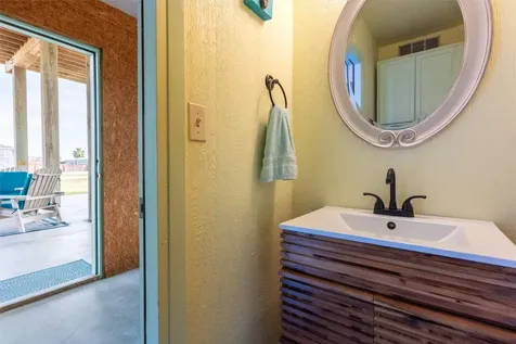 1009 N Monkhouse Drive Crystal Beach TX 77650