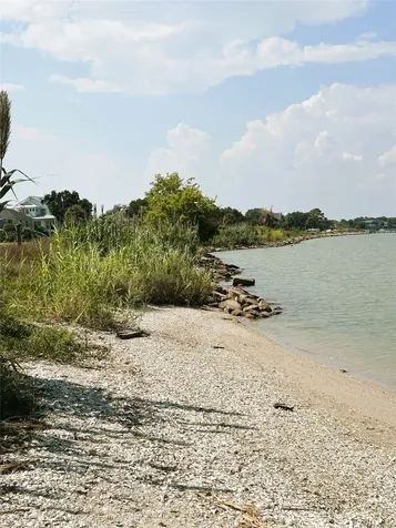 302 Shore Acres Boulevard Shoreacres TX 77571