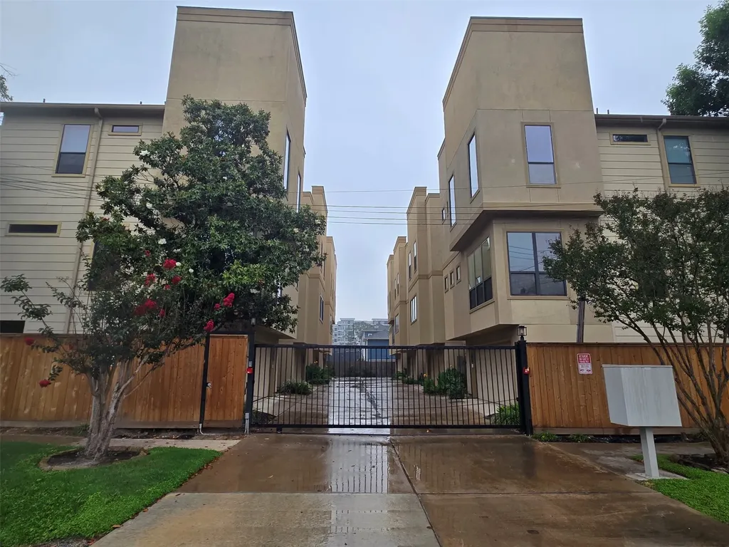 1105 W 21st Street D Houston TX 77008