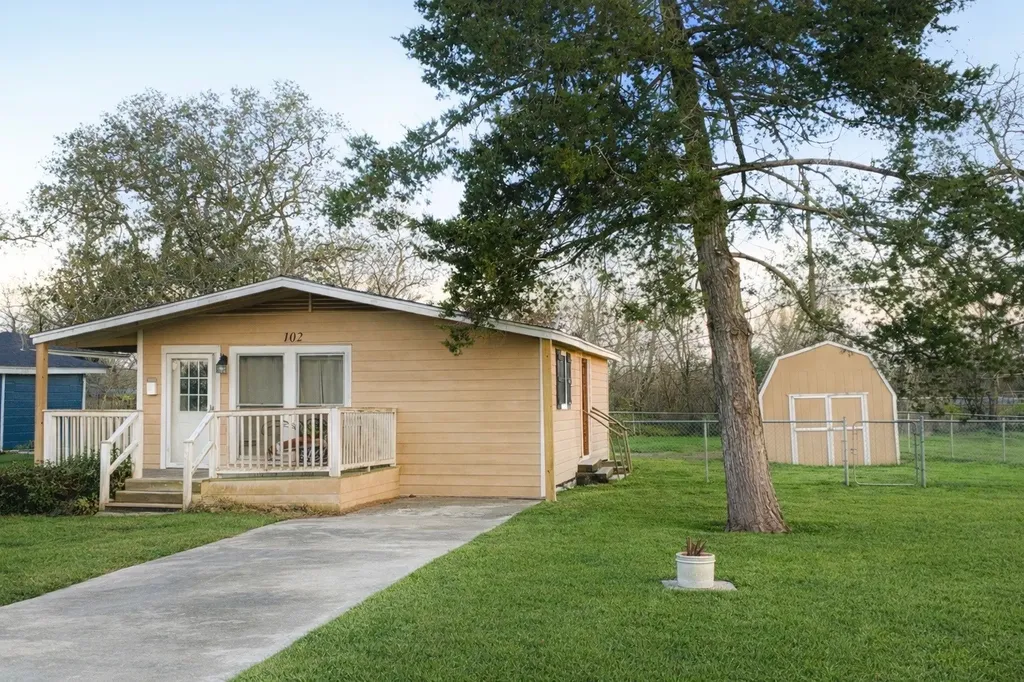 102 Magnolia Street Lake Jackson TX 77566
