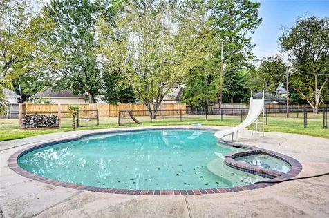 6 Oak Hollow Circle Cypress TX 77429