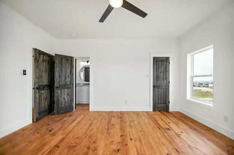 809 W Taylor Avenue Port O Connor TX 77982