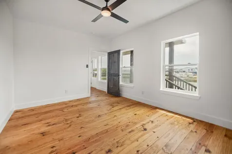 809 W Taylor Avenue Port O Connor TX 77982
