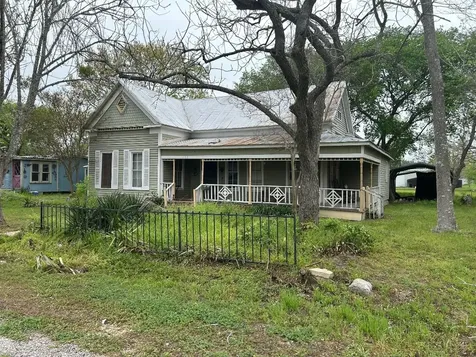 211, 205, 206 E Thigpen Carmine TX 78932