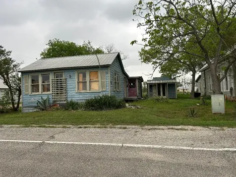 211, 205, 206 E Thigpen Carmine TX 78932