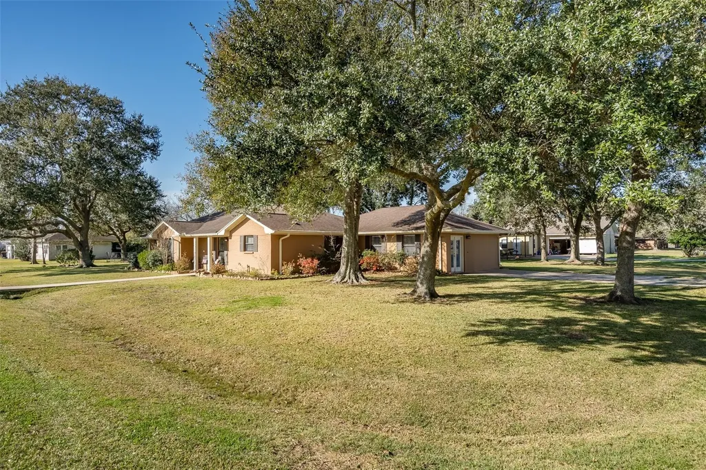 105 Alice Street Anahuac TX 77514
