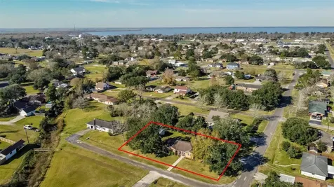105 Alice Street Anahuac TX 77514