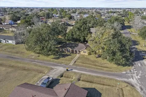 105 Alice Street Anahuac TX 77514