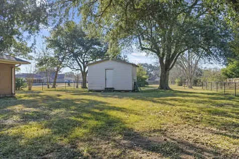 105 Alice Street Anahuac TX 77514