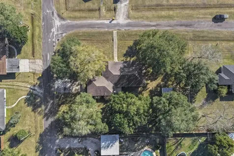 105 Alice Street Anahuac TX 77514