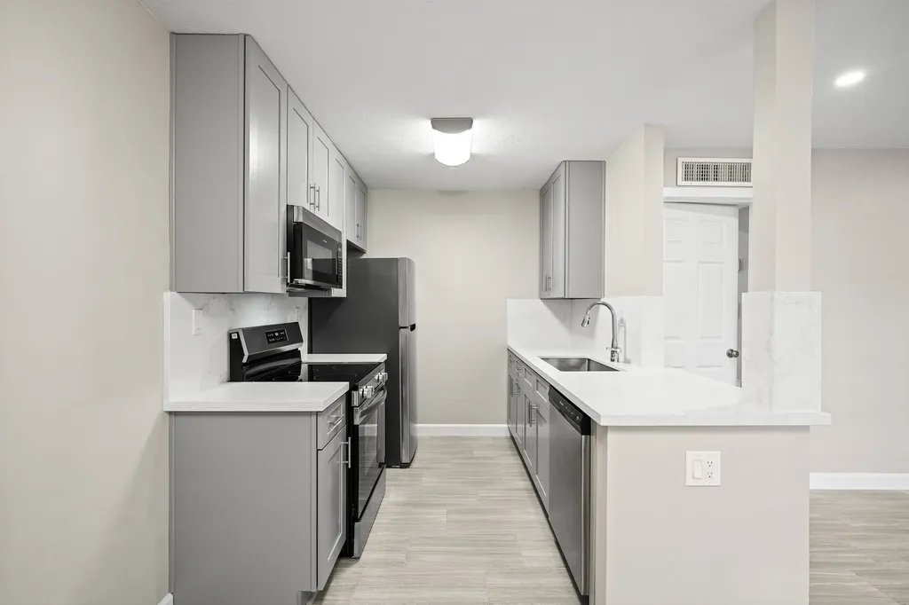 2201 Fountain View Drive 25 Houston TX 77057