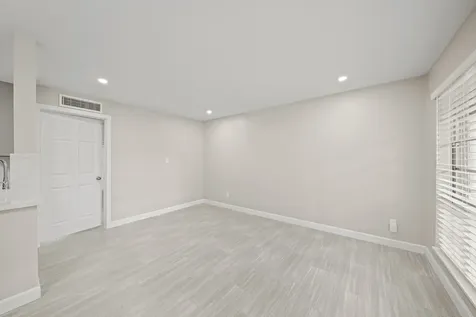 2201 Fountain View Drive 25 Houston TX 77057