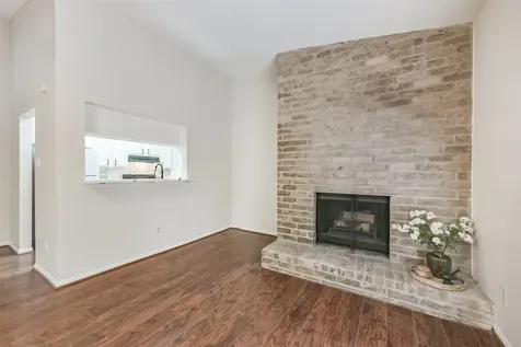 2001 Bering Drive 4d Houston TX 77057