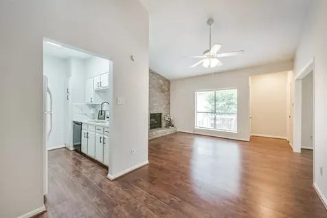 2001 Bering Drive 4d Houston TX 77057