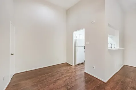 2001 Bering Drive 4d Houston TX 77057