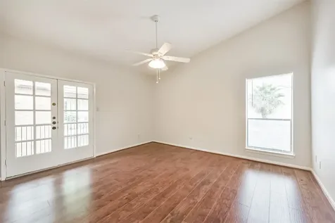 2001 Bering Drive 4d Houston TX 77057