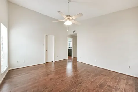 2001 Bering Drive 4d Houston TX 77057