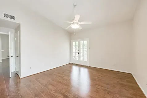 2001 Bering Drive 4d Houston TX 77057