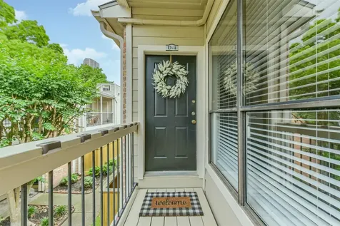 2001 Bering Drive 4d Houston TX 77057