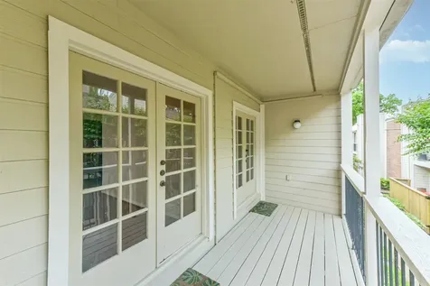 2001 Bering Drive 4d Houston TX 77057