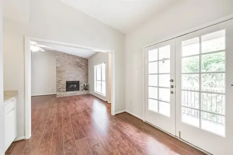 2001 Bering Drive 4d Houston TX 77057
