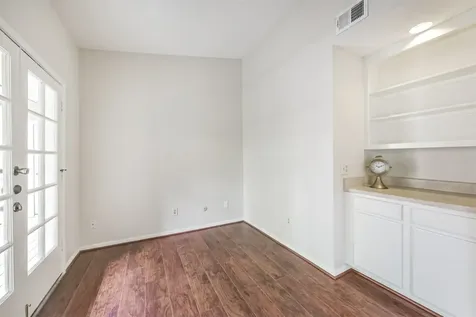 2001 Bering Drive 4d Houston TX 77057